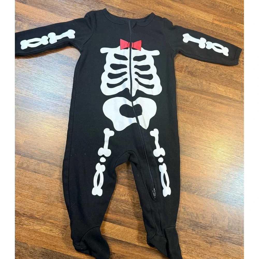 Unisex skeleton zip up sleeper.  Halloween, costume.  Size 3-6 months.